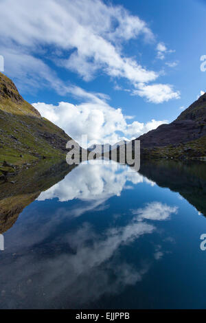 Lough Cummeenoughter, Irlands höchste See, an den Hängen des den Carrauntoohil. MacGillycuddy's Reeks, County Kerry, Irland. Stockfoto