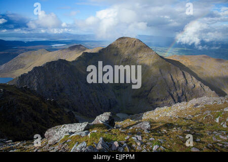 Beenkeragh, zweithöchste Berg Irlands, vom Gipfel des den Carrauntoohil, Macgillycuddy's Reeks, County Kerry, Irland gesehen. Stockfoto