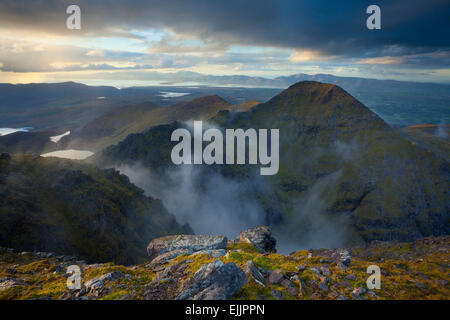 Beenkeragh, zweithöchste Berg Irlands, vom Gipfel des den Carrauntoohil, Macgillycuddy's Reeks, County Kerry, Irland gesehen. Stockfoto