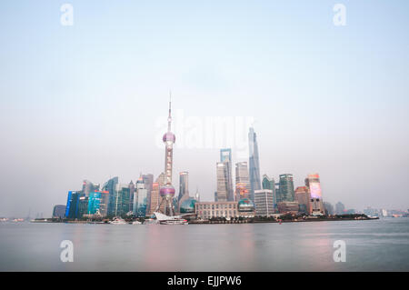 Wolkenkratzer von Shanghai financial District in der Abenddämmerung Stockfoto
