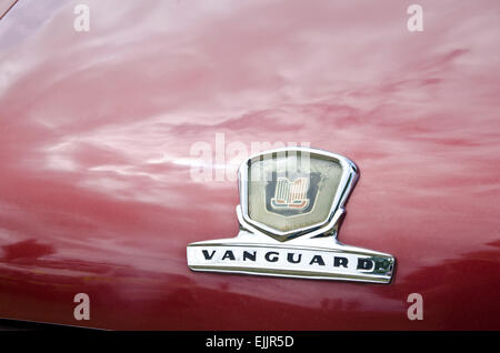 1957 standard Vanguard Spacemaster Motorhaube Abzeichen Stockfoto