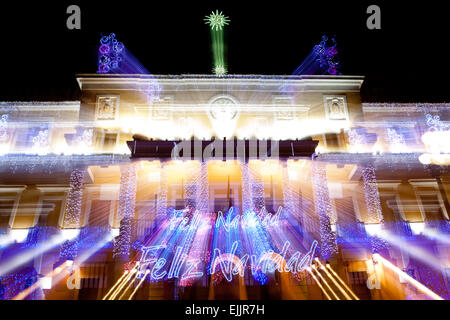 Weihnachten led Licht Dekoration des Rathauses von Badajoz in der Nacht, Spanien. Bewegung vergrößert Schuss Stockfoto