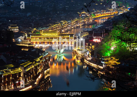 Erhöhten Blick auf die Altstadt Fenghuang nachts beleuchtet Stockfoto