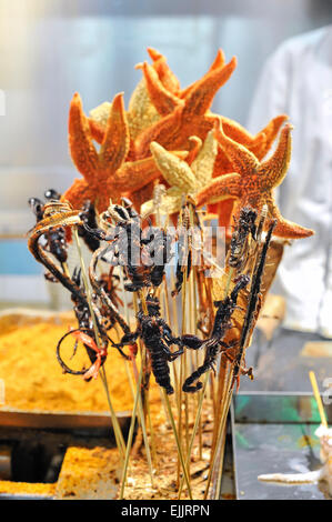 Seltsame Snacks zum Verkauf an Wangfujing Snack Street, Beijing Stockfoto