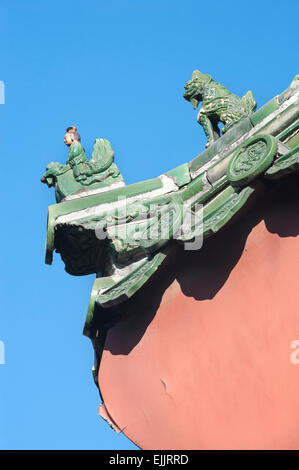 Traditionelle Keramik Figuren auf dem Dach des Lama-Tempel, Beijing Stockfoto