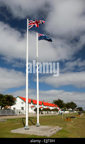 Falkland, Port Stanley, Falkland-Inseln und britischen Union Jack Fahnen auf Sieg grün Fahnenmasten Stockfoto