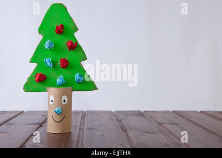 Karton Weihnachtsbaum mit Recycling-Material von Kindergarten Kindern gemacht Stockfoto