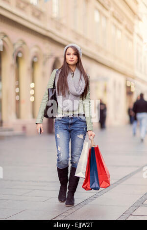 Hübsche junge Frau in den Warenkorb Stockfoto