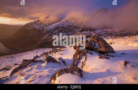 Winter-Sonnenaufgang über Brandon Peak, Halbinsel Dingle, County Kerry, Irland. Stockfoto