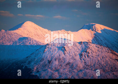 Winter-Abendlicht auf Carrauntoohil, MacGillycuddy es stinkt, County Kerry, Irland. Stockfoto