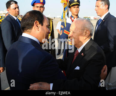 Sharm El-Sheikh, Ägypten. 28. März 2015. Ein Handout Bild der ägyptischen Vorsitz am 27. März 2015 zur Verfügung gestellt zeigt der ägyptische Präsident Abdel Fattah al-Sisi (R) Begegnung mit tunesischen Präsidenten Beji Caid Essebsi in Sharm el-Sheikh. Bildnachweis: ZUMA Press, Inc./Alamy Live-Nachrichten Stockfoto