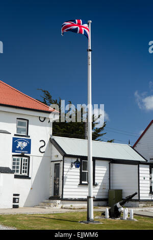 Falkland-Inseln, Port Stanley, Union Jack Flagge außerhalb Royal Falkland Inseln Polizei HQ Stockfoto