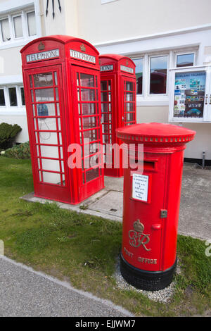 Falkland, Port Stanley, britische Telefonzellen und postalische Säule box außen Hauptpost Stockfoto