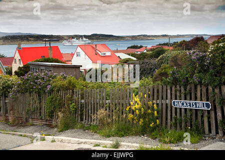 Falkland-Inseln, MS Hanseatic vertäut im Hafen von Port Stanley vom Hackets Hill Stockfoto
