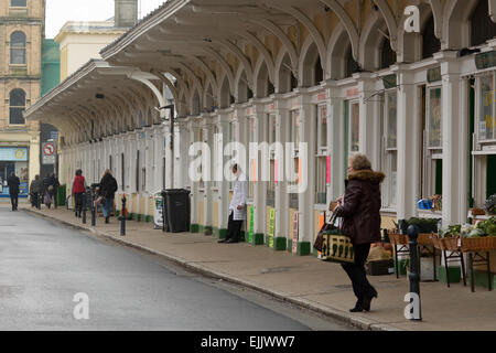 Menschen Sie einkaufen und Fischhändler Rauchen außerhalb Shop auf Metzger Zeile, Barnstaple, Devon, England Stockfoto