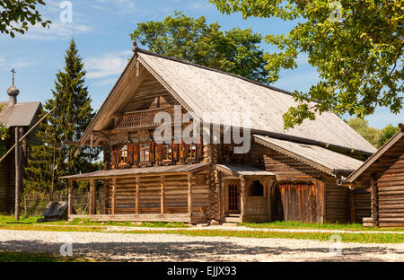 Traditionelle russische alte Holzhaus in der antiken Stadt Nowgorod, Russland Stockfoto