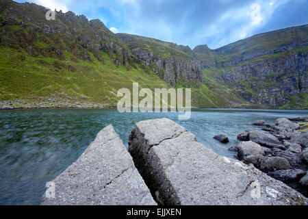 Felsen am Ufer des Coumshingaun Lough, Comeragh Mountains, Grafschaft Waterford, Irland aufgeteilt. Stockfoto