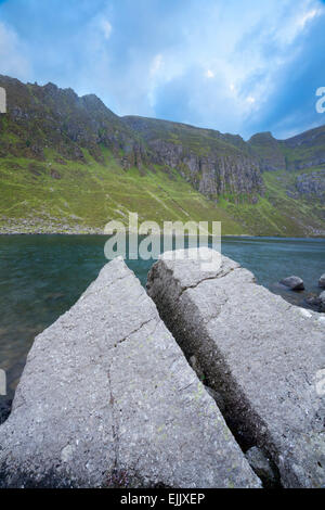 Felsen am Ufer des Coumshingaun Lough, Comeragh Mountains, Grafschaft Waterford, Irland aufgeteilt. Stockfoto