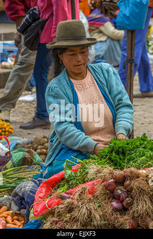 Quechua-Frau verkauft Gemüse auf einem Markt in Pisac, Peru Stockfoto