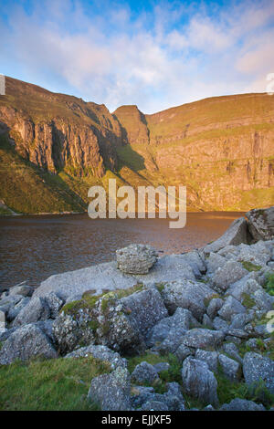 Morgenröte leuchtet Coumshingaun, Comeragh Mountains, Grafschaft Waterford, Irland. Stockfoto