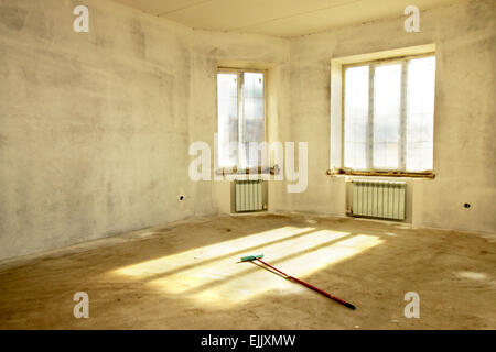 Innenraum des neuen Raums ohne Nachbearbeitung in der neu erbauten Hochhaus Stockfoto