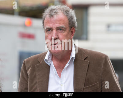 Jeremy Clarkson verlässt Old Bailey nach dem Anhören der Beweise in der Hacker-Studie mit Rebekka und Charlie Brooks Stockfoto