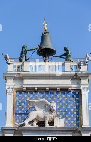 Venedig, Provinz Venedig, Veneto, Italien.  Torre Orologio, oder der Clock Tower, auf der Piazza San Marco.  Der Turm stammt aus dem Stockfoto