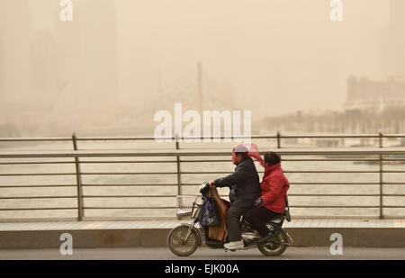 Tianjin, China. 28. März 2015. Leute Fahrt in staubigen Wind mit einem Schleier auf dem Gesicht auf einer Straße in Tianjin, Nord-China, 28. März 2015. Teil von Tianjin erhielt staubige Wetter am Samstag. Bildnachweis: Yue Yuewei/Xinhua/Alamy Live-Nachrichten Stockfoto