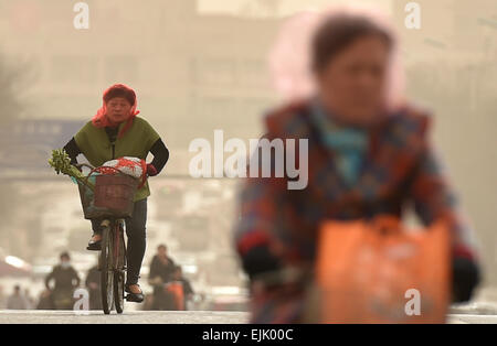 Tianjin, China. 28. März 2015. Leute Fahrt in staubigen Wind mit einem Schleier auf dem Gesicht auf einer Straße in Tianjin, Nord-China, 28. März 2015. Teil von Tianjin erhielt staubige Wetter am Samstag. Bildnachweis: Yue Yuewei/Xinhua/Alamy Live-Nachrichten Stockfoto