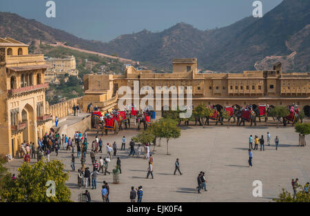 Dicke weiße Touristen, die auf dem Rücken eines Elefanten-im Ehrenhof des Amber Fort in Jaipur, Rajasthan, Indien Stockfoto