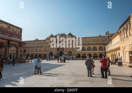 Der Hof im Inneren der Haupteingang zum Amber Fort in Jaipur, Rajasthan, Indien Stockfoto