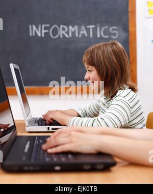 Informatik-Klasse in der Schule, Schüler Tippen auf Laptop-Computern Stockfoto