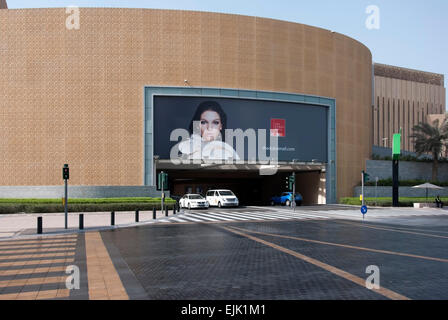 Fahrzeugverkehr Eingang in die Dubai Mall mit Plakat der schönen Frau Stockfoto