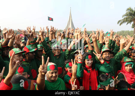 Menschen drängen Nationaldenkmal für die Märtyrer von Befreiung-Krieg von Bangladesh in Savar einige 24kms nordwestlich von Dhaka auf Ma Stockfoto