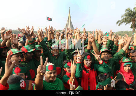 Menschen drängen Nationaldenkmal für die Märtyrer von Befreiung-Krieg von Bangladesh in Savar einige 24kms nordwestlich von Dhaka auf Ma Stockfoto