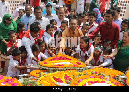 Menschen drängen Nationaldenkmal für die Märtyrer von Befreiung-Krieg von Bangladesh in Savar einige 24kms nordwestlich von Dhaka auf Ma Stockfoto