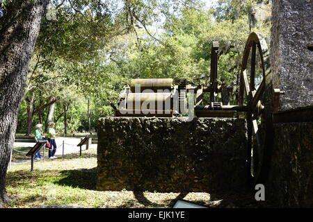 Besucher am Yulee Sugar Mill Ruinen Historic State Park. Getriebe, Räder und Rollen Stockfoto