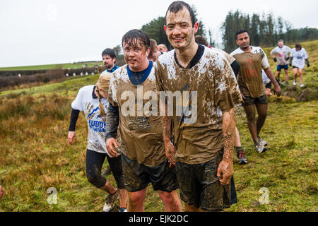 Aberystwyth, Wales, UK. 28. März 2015. Menschen die Teilnahme an der Gründungsversammlung MUDDY MOUNTAIN Endurance Hindernis Challenge inmitten der Mid Wales-Landschaft in der Nähe von Aberystwyth. 350 Läufer in Angriff genommen 4km oder 10km Kursen, für alle Fitness-Level gerecht zu werden und offen für alle, die älter als 16. Bildnachweis: Keith Morris/Alamy Live-Nachrichten Stockfoto