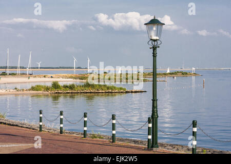 Seelandschaft von Uferpromenade des Urk in den Niederlanden Stockfoto