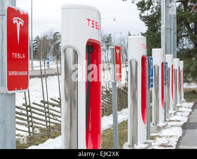 Tesla-Ladegerät. Tesla Motors Inc, elektrische Ladestation zwischen Stockholm und Oslo am 22. März 2015 in Arboga, Schweden. Stockfoto