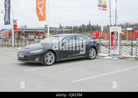 Tesla-Ladegerät. Tesla Motors Inc, elektrische Ladestation zwischen Stockholm und Oslo am 22. März 2015 in Arboga, Schweden. Stockfoto