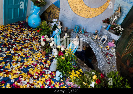 Afro-brasilianischen religiösen Statuen, die Götter (orixas), sind im Tempel (terreiro) in Salvador, Bahia, Brasilien gesehen. Stockfoto