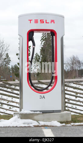 Tesla-Ladegerät. Tesla Motors Inc, elektrische Ladestation zwischen Stockholm und Oslo am 22. März 2015 in Arboga, Schweden. Stockfoto