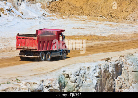 Rote LKW in eine offene Magnesium Mine, Tschechische Republik Stockfoto