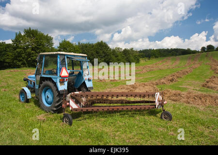 Alten Traktor mit Anhänger sammeln Rasen in Tschechien Stockfoto