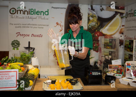 Katie Cammeron von Omniblend demonstriert auf dem VegFest 2015, The Brighton Centre, Brighton, East Sussex, Großbritannien. 28. März 2015 Stockfoto