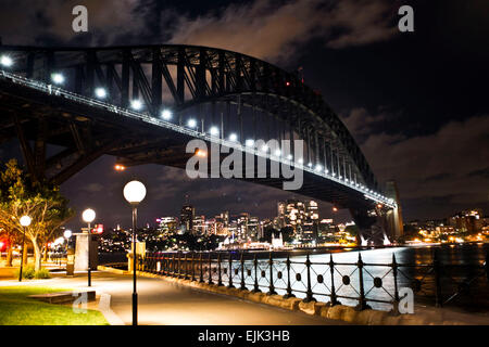 Sydney, Australien. 28. März 2015. Bild zeigt den Hafen von Sydney, wie gehen die Lichter aus, um den Beginn der Earth Hour Kampagne in Sydney, Australien, 28. März 2015 signalisieren. Bildnachweis: Xinhua/Alamy Live-Nachrichten Stockfoto