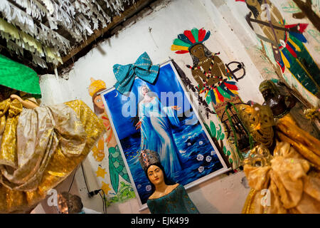 Afro-brasilianischen religiösen Statuen, die Götter (orixas), sind im Tempel (terreiro) in Salvador, Bahia, Brasilien gesehen. Stockfoto