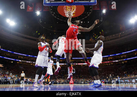 Philadelphia, Pennsylvania, USA. 27. März 2015. Los Angeles Clippers center Funks DeAndre Jordan (6) den Ball mit Philadelphia 76ers Center Judy Noel (4), Vorlauf Robert Covington (33) und Jason Richardson (23) um ihn herum zu bewachen, während das NBA-Spiel zwischen den Los Angeles Clippers und die Philadelphia 76ers im Wells Fargo Center in Philadelphia, Pennsylvania. Die Los Angeles Clippers gewann 119 / 98. Bildnachweis: Cal Sport Media/Alamy Live-Nachrichten Stockfoto