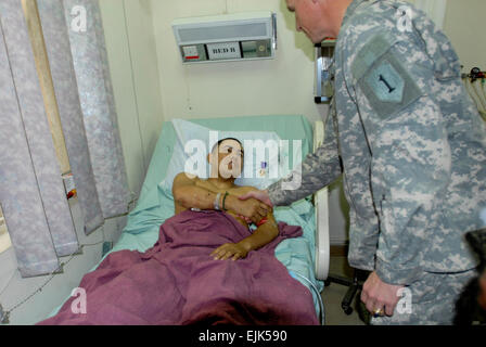 Oberst Joseph Martin, Kommandant, 2. Heavy Brigade Combat Team, 1st Infantry Division, Multi-National Division-Bagdad, schüttelt die Hand von Pvt. Ricardo Samundio, Firma D. 299. Brigade Support Battalion, operativ an der 5. Staffel, 4. Kavallerie-Regiment, 2nd HBCT, 1. inf Div. nach Vorlage von Samundio mit dem Purple Heart und Combat Action Abzeichen Dez. 2 befestigt. Samundio erhielt das Purple Heart und Combat Action Abzeichen nach einer Verwundung Dez. 1 bei einem Angriff außerhalb der gemeinsamen Sicherheit Station Ghazaliyah ich. Stockfoto